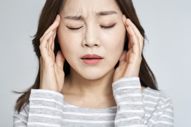 뒷골이 땡기는 이유, 자세·스트레스·신경 문제까지 연결됩니다