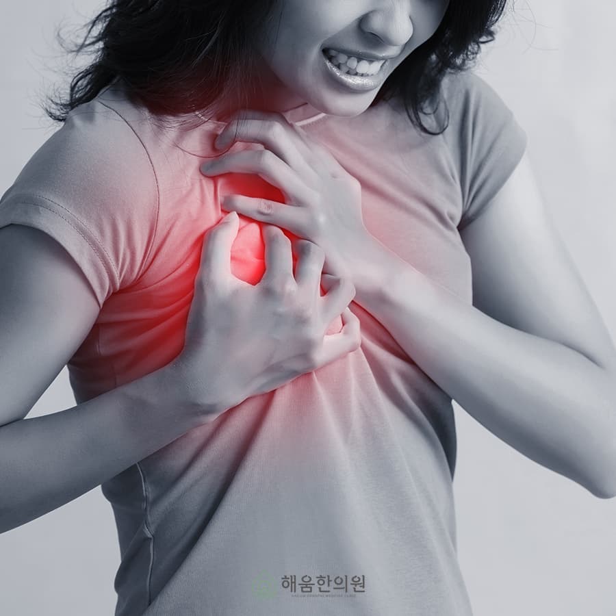 여자 오른쪽 가슴 통증, 심장·위장·신경까지 연결됩니다